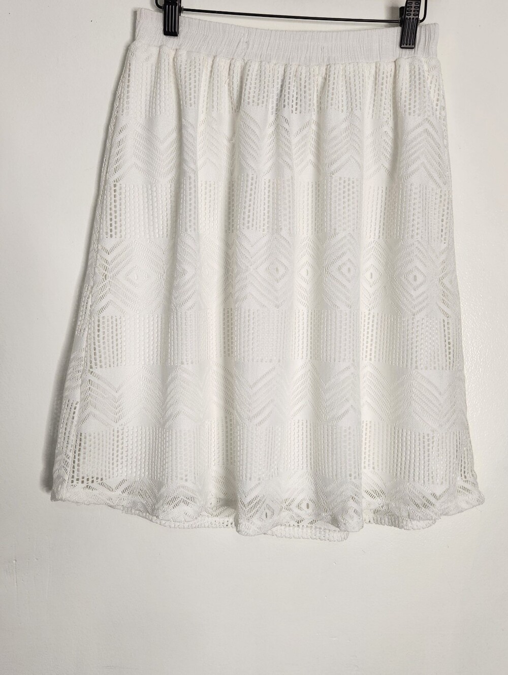 Joe B White Lace Midi Skirt Size Medium Elastic Waist Lined Geometric Chevron